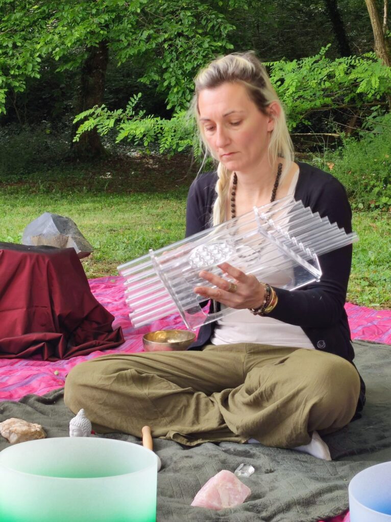 Priscilla Guerin en forêt avec bols et instrument à lames
