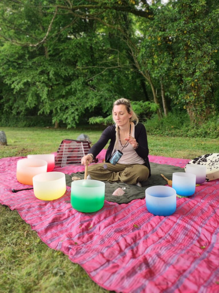 Bols chakra colorés pour voyage sonore